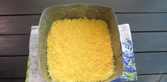 Фото приготовления рецепта: Слоёный салат с печенью трески - шаг №15