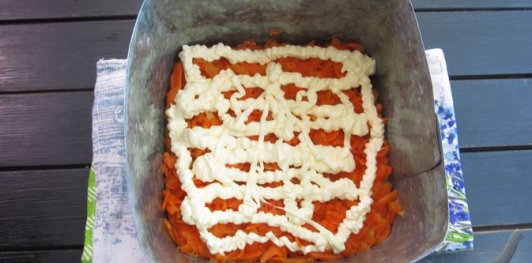 Фото приготовления рецепта: Слоёный салат с печенью трески - шаг №12