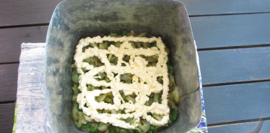 Фото приготовления рецепта: Слоёный салат с печенью трески - шаг №10