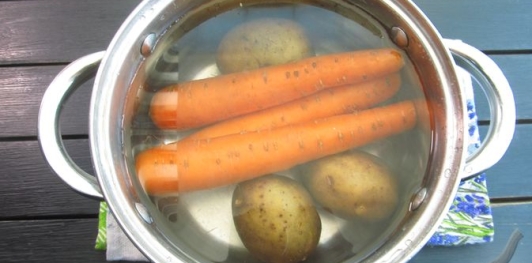 Фото приготовления рецепта: Слоёный салат с печенью трески - шаг №2