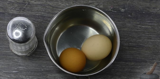 Фото приготовления рецепта: Слоёный салат с редисом, огурцом, курицей и яйцами - шаг №2