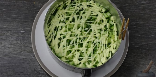 Фото приготовления рецепта: Слоёный салат с редисом, огурцом, курицей и яйцами - шаг №11