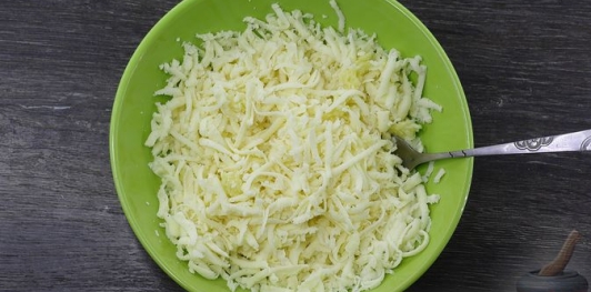 Фото приготовления рецепта: Слоёный салат с редисом, огурцом, курицей и яйцами - шаг №5