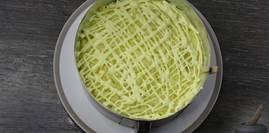 Фото приготовления рецепта: Слоёный салат с редисом, огурцом, курицей и яйцами - шаг №14