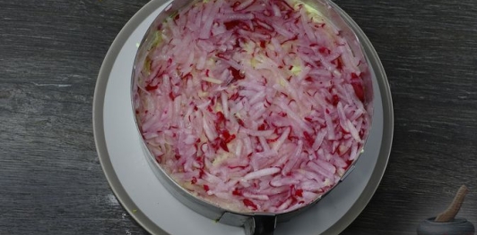 Фото приготовления рецепта: Слоёный салат с редисом, огурцом, курицей и яйцами - шаг №15