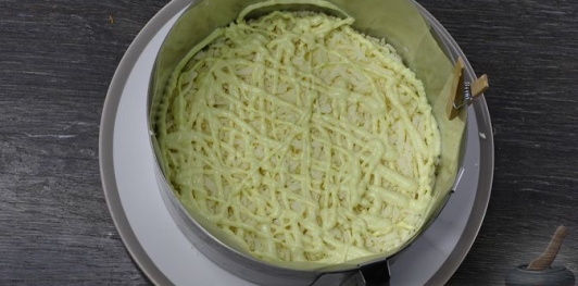 Фото приготовления рецепта: Слоёный салат с редисом, огурцом, курицей и яйцами - шаг №7