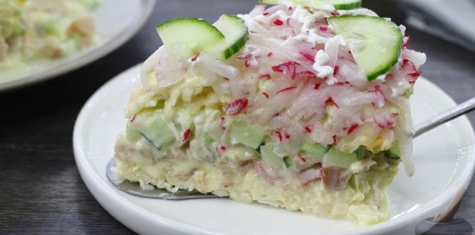 Фото приготовления рецепта: Слоёный салат с редисом, огурцом, курицей и яйцами - шаг №18