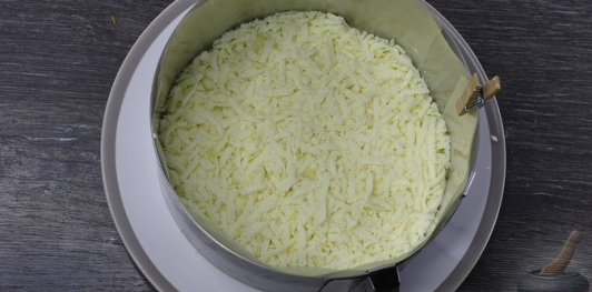 Фото приготовления рецепта: Слоёный салат с редисом, огурцом, курицей и яйцами - шаг №6