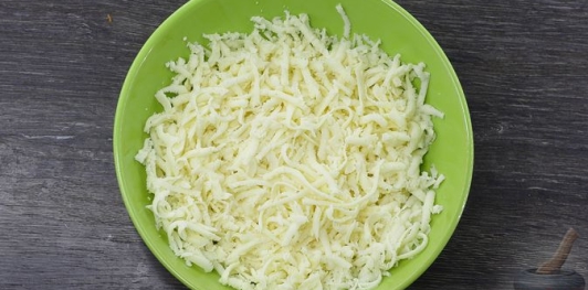 Фото приготовления рецепта: Слоёный салат с редисом, огурцом, курицей и яйцами - шаг №3