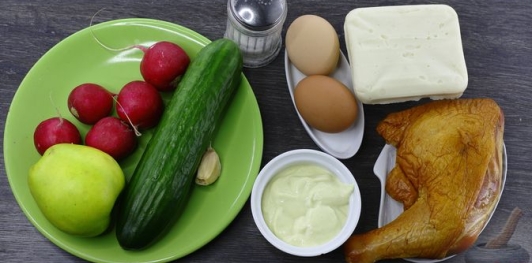 Фото приготовления рецепта: Слоёный салат с редисом, огурцом, курицей и яйцами - шаг №1