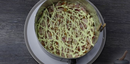 Фото приготовления рецепта: Слоёный салат с редисом, огурцом, курицей и яйцами - шаг №9