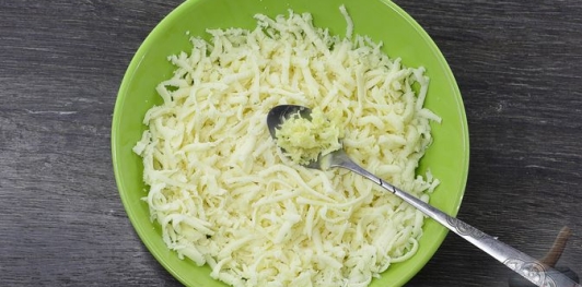 Фото приготовления рецепта: Слоёный салат с редисом, огурцом, курицей и яйцами - шаг №4