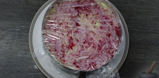 Фото приготовления рецепта: Слоёный салат с редисом, огурцом, курицей и яйцами - шаг №16