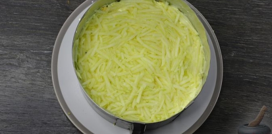 Фото приготовления рецепта: Слоёный салат с редисом, огурцом, курицей и яйцами - шаг №13