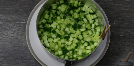 Фото приготовления рецепта: Слоёный салат с редисом, огурцом, курицей и яйцами - шаг №10