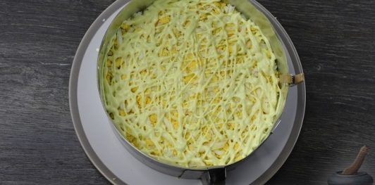 Фото приготовления рецепта: Слоёный салат с редисом, огурцом, курицей и яйцами - шаг №12