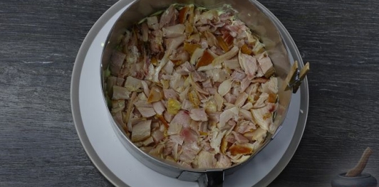 Фото приготовления рецепта: Слоёный салат с редисом, огурцом, курицей и яйцами - шаг №8