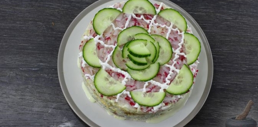 Фото приготовления рецепта: Слоёный салат с редисом, огурцом, курицей и яйцами - шаг №17