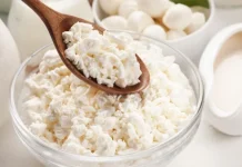 Стало известно, что происходит с организмом, если регулярно есть творог
