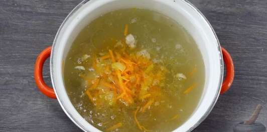 Фото приготовления рецепта: Суп из щавеля с тушёнкой - шаг №11