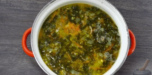 Фото приготовления рецепта: Суп из щавеля с тушёнкой - шаг №16