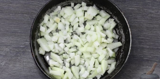 Фото приготовления рецепта: Суп из щавеля с тушёнкой - шаг №5