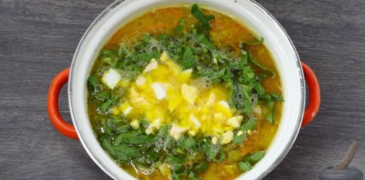 Фото приготовления рецепта: Суп из щавеля с тушёнкой - шаг №15