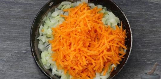 Фото приготовления рецепта: Суп из щавеля с тушёнкой - шаг №7