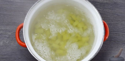 Фото приготовления рецепта: Суп из щавеля с тушёнкой - шаг №4