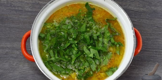 Фото приготовления рецепта: Суп из щавеля с тушёнкой - шаг №14