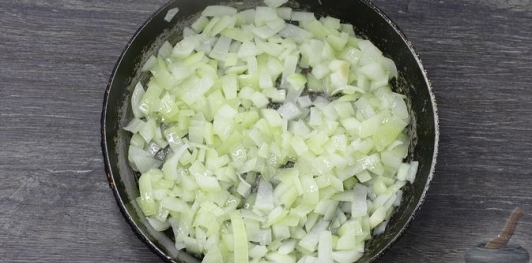 Фото приготовления рецепта: Суп из щавеля с тушёнкой - шаг №6