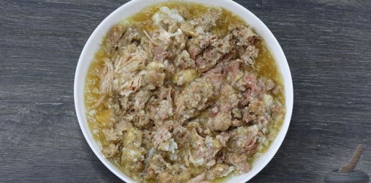 Фото приготовления рецепта: Суп из щавеля с тушёнкой - шаг №9