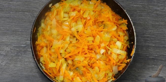 Фото приготовления рецепта: Суп из щавеля с тушёнкой - шаг №8