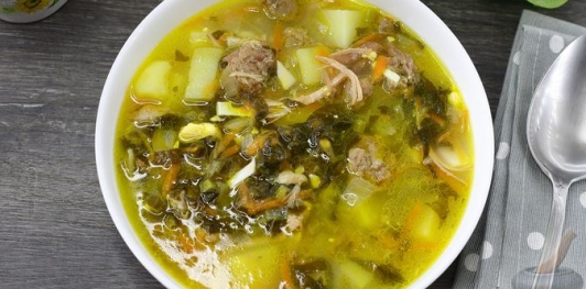 Фото приготовления рецепта: Суп из щавеля с тушёнкой - шаг №17