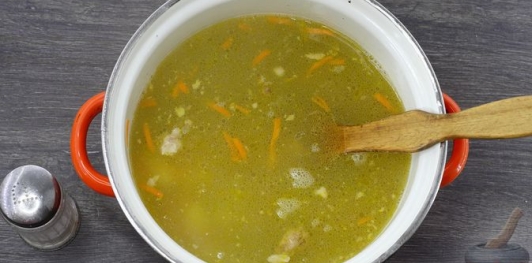 Фото приготовления рецепта: Суп из щавеля с тушёнкой - шаг №12