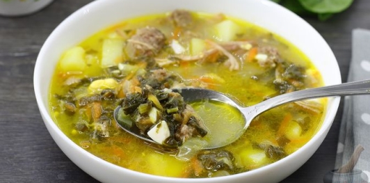 Фото приготовления рецепта: Суп из щавеля с тушёнкой - шаг №18