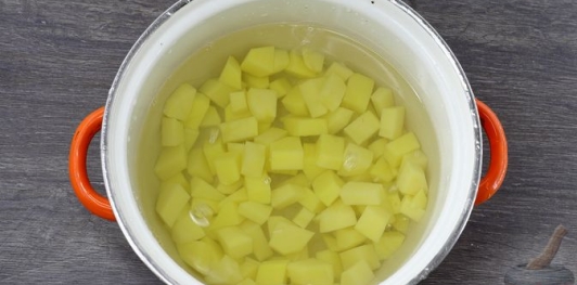 Фото приготовления рецепта: Суп из щавеля с тушёнкой - шаг №3