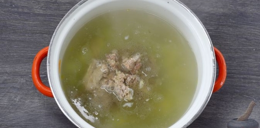 Фото приготовления рецепта: Суп из щавеля с тушёнкой - шаг №10