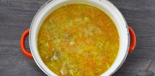 Фото приготовления рецепта: Суп из щавеля с тушёнкой - шаг №13