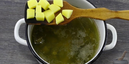 Фото приготовления рецепта: Суп с куриными сердечками и рисом - шаг №6