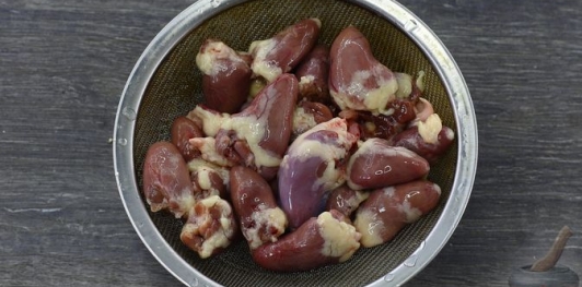 Фото приготовления рецепта: Суп с куриными сердечками и рисом - шаг №2