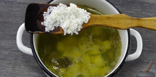 Фото приготовления рецепта: Суп с куриными сердечками и рисом - шаг №7