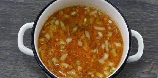 Фото приготовления рецепта: Суп с куриными сердечками и рисом - шаг №11