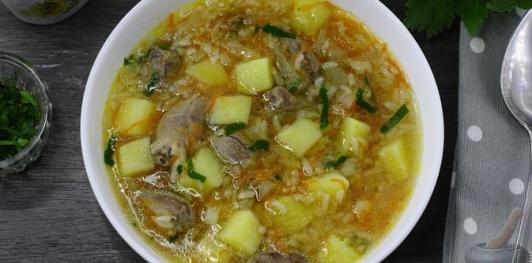 Фото приготовления рецепта: Суп с куриными сердечками и рисом - шаг №14