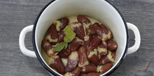 Фото приготовления рецепта: Суп с куриными сердечками и рисом - шаг №3