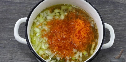 Фото приготовления рецепта: Суп с куриными сердечками и рисом - шаг №9