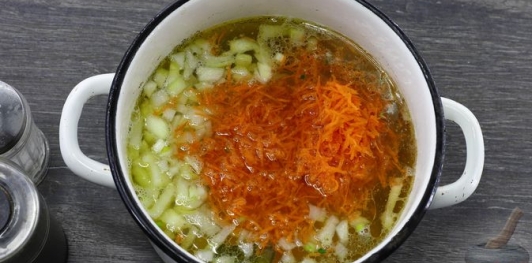 Фото приготовления рецепта: Суп с куриными сердечками и рисом - шаг №10