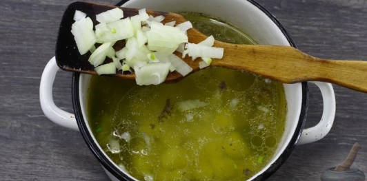 Фото приготовления рецепта: Суп с куриными сердечками и рисом - шаг №8