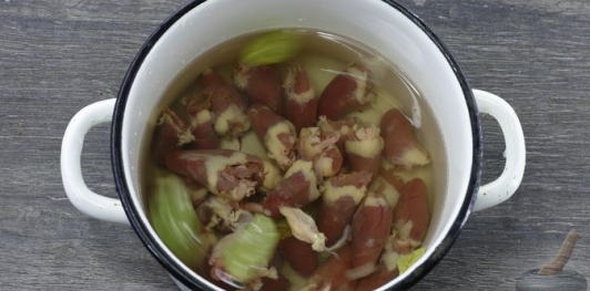 Фото приготовления рецепта: Суп с куриными сердечками и рисом - шаг №4