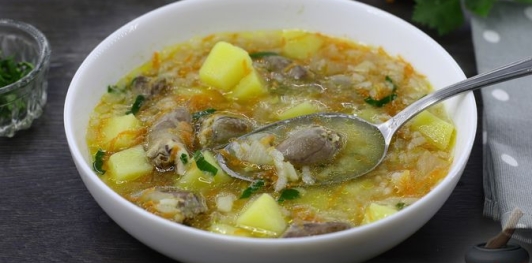 Фото приготовления рецепта: Суп с куриными сердечками и рисом - шаг №15